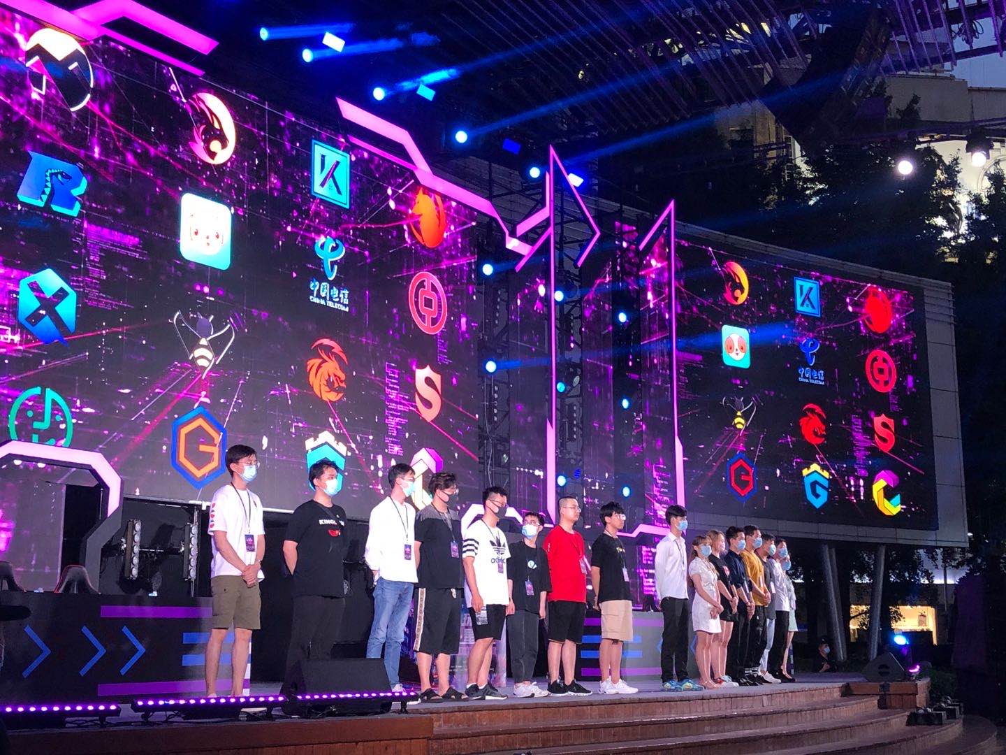 尤其是在他 尤其是在他